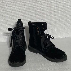 New, Olivia Miller, black velvet, booties